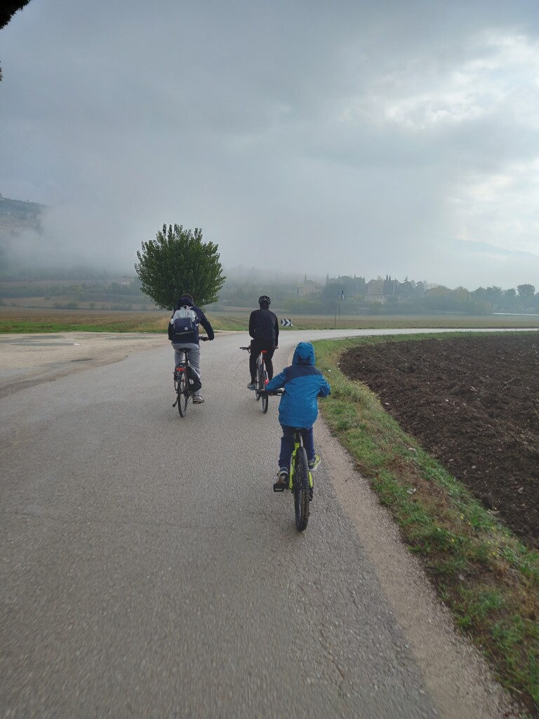 in bici con bambini