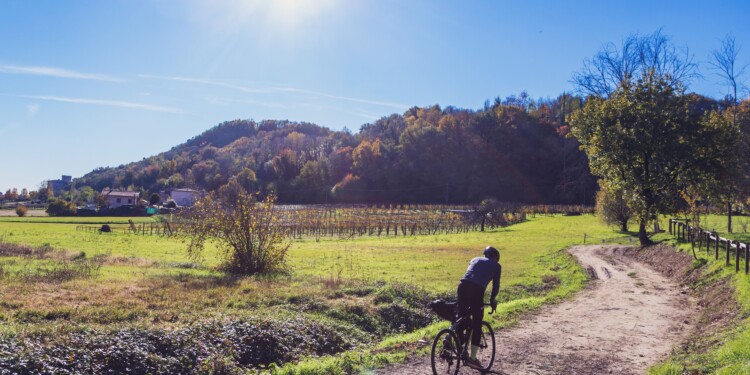 Scegliere la bicicletta La via delle sorelle - ciclista in gravel su strada fangosa - ph Alessio Guitti