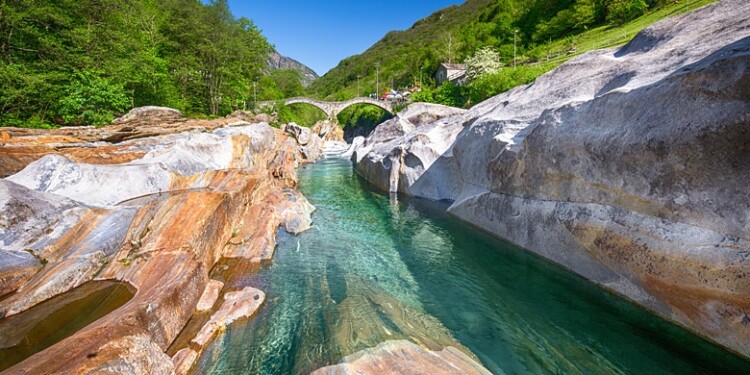 La Valle Verzasca è un angolo di paradiso. acque cristalline