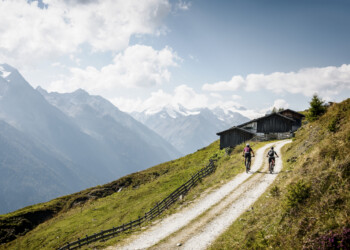 In mountainbike sui sentieri di montagna nella Valle dello Stubai ©TVB Stubai Tirol / Max Draeger