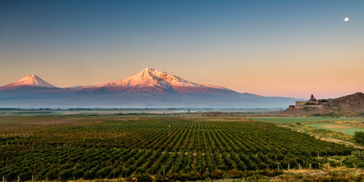 In bicicletta Armenia - Piana dell_Ararat con monte Ararat e monastero Khor Virap