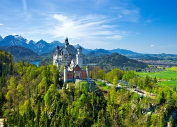 Pedalare tra le Alpi bavaresi - Neuschwanstein Castle in Schwangau (c) Lookphotos Florian Werner