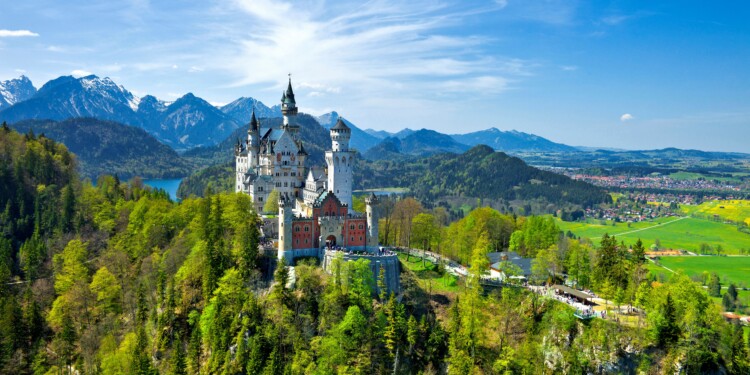 Pedalare tra le Alpi bavaresi - Neuschwanstein Castle in Schwangau (c) Lookphotos Florian Werner