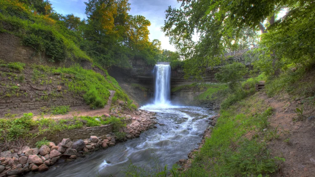 Grand Rounds Scenic Byway - Cascate Minnehaha / Credito: Meet Minneapolis Grand Rounds Scenic Byway - Cascate Minnehaha / Credito: Meet Minneapolis
